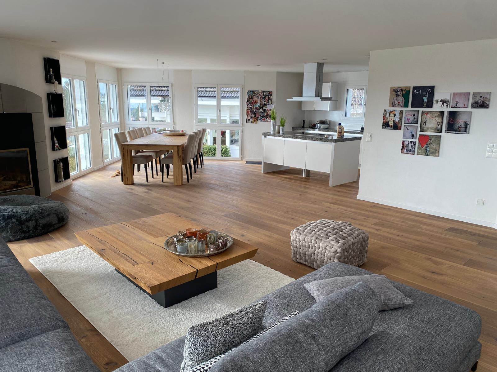 Salon ouvert sur cuisine parquet